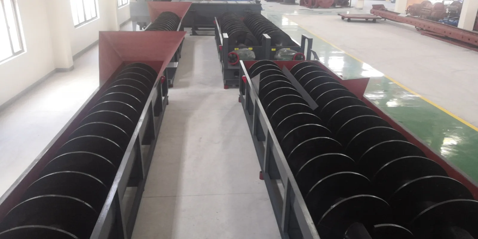 Spiral sand washer for intensive scrubbing